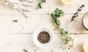 Ingredientes naturales para el cuidado de la piel: lavanda seca, limón, hierbas y sal. Descubre las hamamelis propiedades.