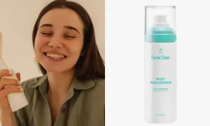 Mujer sonríe mientras se rocía agua refrescante para la cara Mercadona. El producto es un mist facial con colágeno.