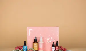 Caja rosa con productos de belleza y bayas rojas. ¡Las **productos freshly opiniones** son excelentes para esta rutina de cuidado de la piel!