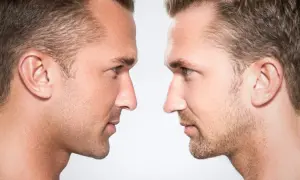 Dos perfiles masculinos enfrentados, resaltando la masculinidad facial con detalles de piel y vello.