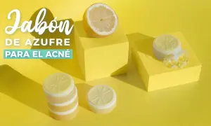Jabón de azufre para el acné, con limones y burbujas sobre cubos amarillos.