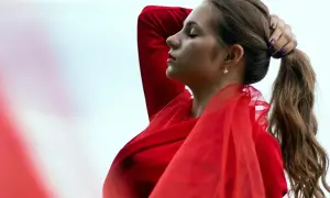 Chica con coleta alta, peinado elegante y sencillo. Un tutorial de como hacerse una coleta alta.