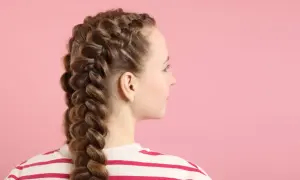 Una joven con dos trenzas gruesas y elaboradas, mostrando diferentes tipos de trenza.