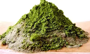 Montículo de arcilla verde en polvo, ideal para mascarillas faciales y tratamientos de belleza.