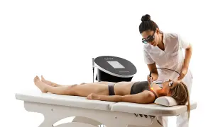 Profesional aplica tratamiento facial con dispositivo RF body device. Opiniones positivas sobre este equipo.