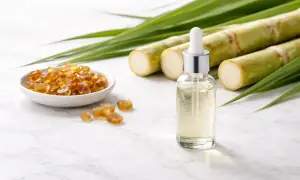 Aceite con ácido succínico, cristales dorados y caña de azúcar.
