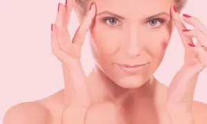 Mujer con manos en la frente, piel radiante tras carboxiterapia facial.