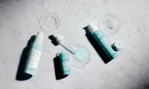 Varias botellas y un gotero de productos Sensilis sobre fondo de mármol. Opiniones sobre serum Sensilis: Pure Age Perfect [Retinal] y Azelaic [Peel].