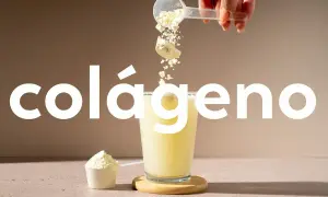 Colágeno en polvo se vierte en un vaso con líquido. Descubre para qué sirve el colágeno y cómo puede beneficiar tu piel y articulaciones.