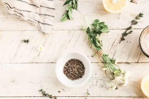 Ingredientes naturales para el cuidado de la piel: lavanda seca, limón, hierbas y sal. Descubre las hamamelis propiedades.