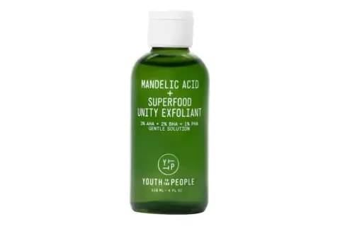 Exfoliante suave con ácido mandelico para una piel radiante. Descubre para qué sirve el ácido mandelico y cómo este producto mejora tu cutis.