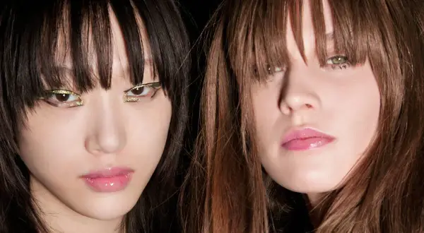 Dos modelos con flequillo hacia adelante y maquillaje llamativo en los ojos.