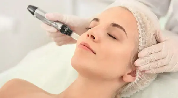 Profesional aplica tratamiento con Dermapen, una técnica para la piel que ayuda a entender la diferencia entre mesoterapia y dermapen.