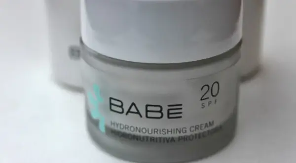 Crema hidratante protectora SPF 20 de BABÉ. Buscando laboratorios BABÉ opiniones para este producto.