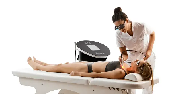 Profesional aplica tratamiento facial con dispositivo RF body device. Opiniones positivas sobre este equipo.