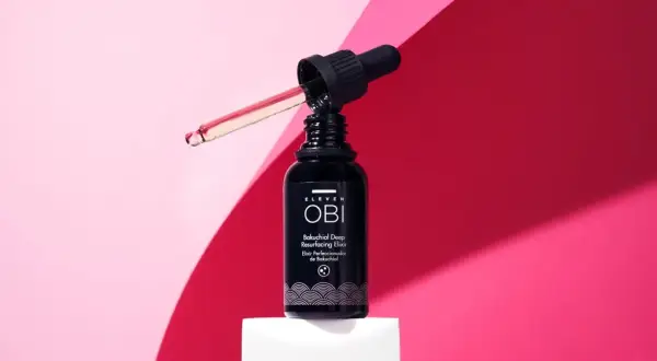 Elixir OBI con bakuchiol que es un ingrediente natural para rejuvenecer la piel, presentado en un frasco oscuro con gotero.