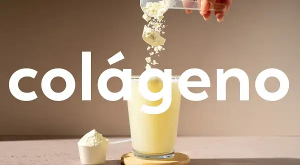 Colágeno en polvo se vierte en un vaso con líquido. Descubre para qué sirve el colágeno y cómo puede beneficiar tu piel y articulaciones.