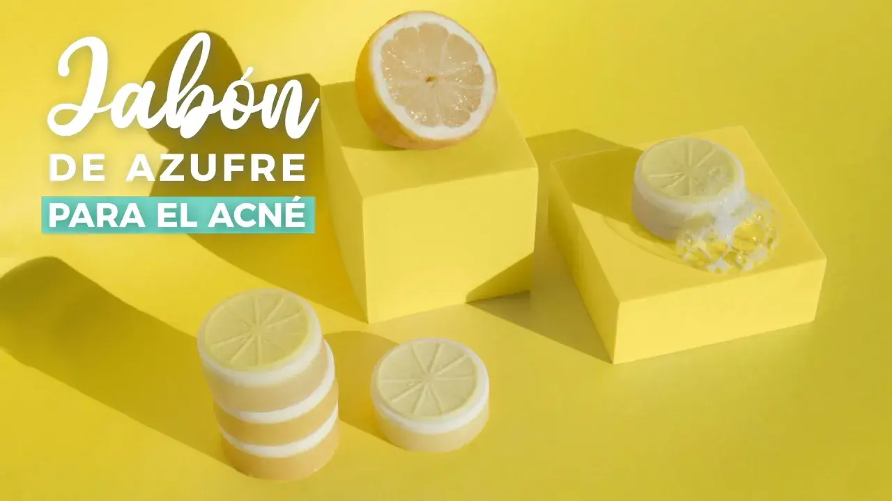 Jabón de azufre para el acné, con limones y burbujas sobre cubos amarillos.
