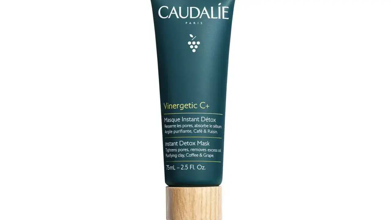 Tubo de mascarilla Caudalie Vinergetic C+ con tapa de madera. A pesar de sus promesas, algunas caudalie opiniones negativas mencionan que no cumple expectativas.
