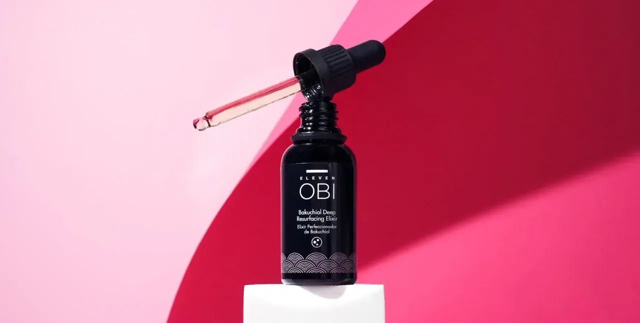 Elixir OBI con bakuchiol que es un ingrediente natural para rejuvenecer la piel, presentado en un frasco oscuro con gotero.