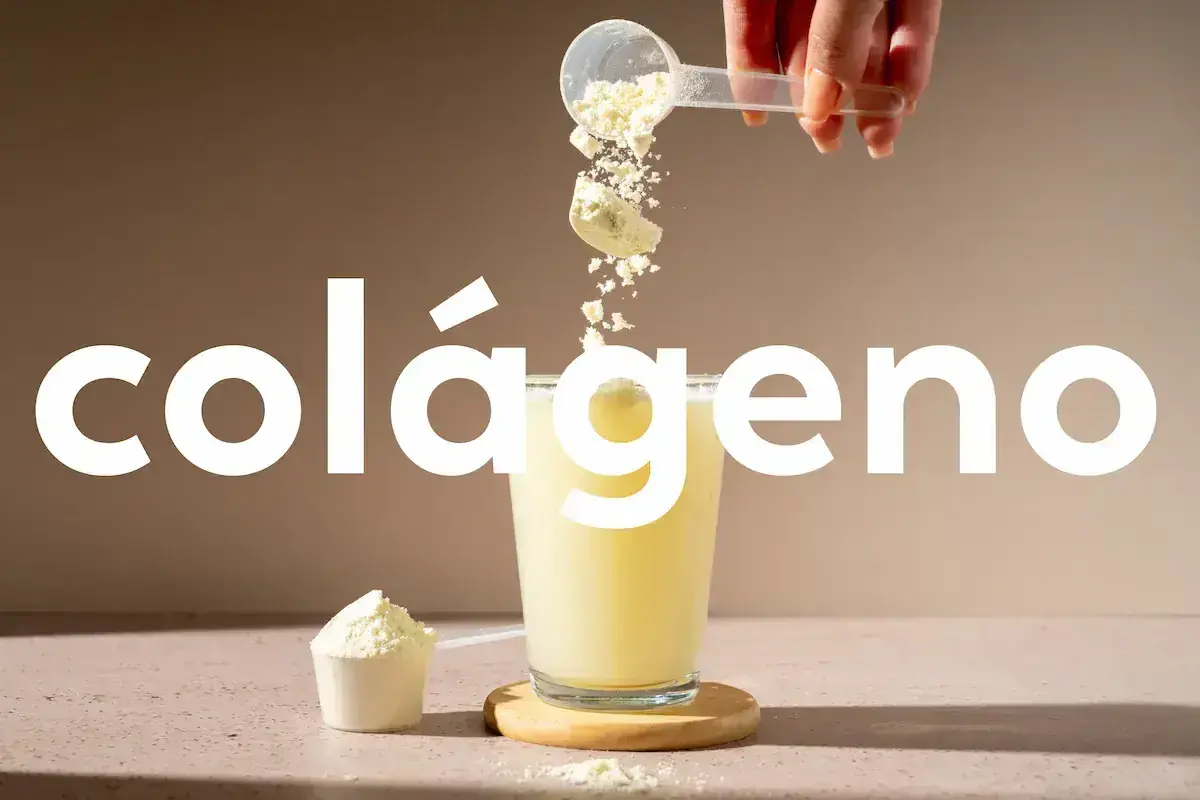 Colágeno en polvo se vierte en un vaso con líquido. Descubre para qué sirve el colágeno y cómo puede beneficiar tu piel y articulaciones.