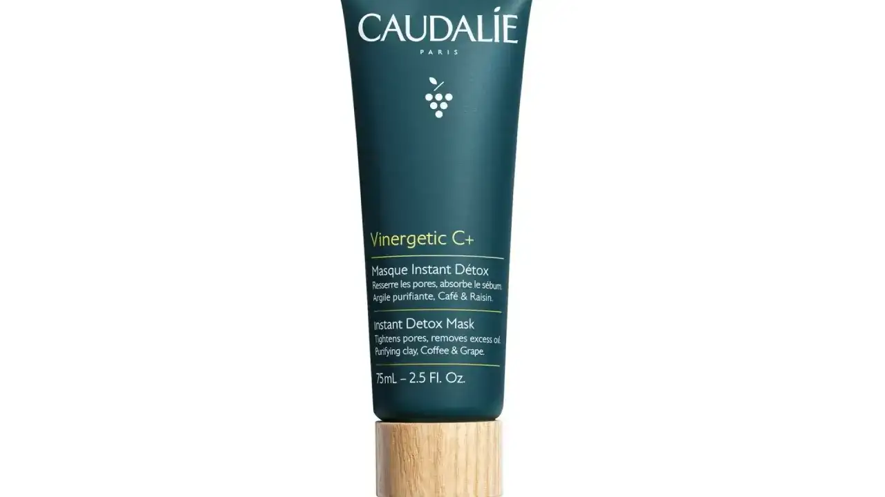 Tubo de mascarilla Caudalie Vinergetic C+ con tapa de madera. A pesar de sus promesas, algunas caudalie opiniones negativas mencionan que no cumple expectativas.