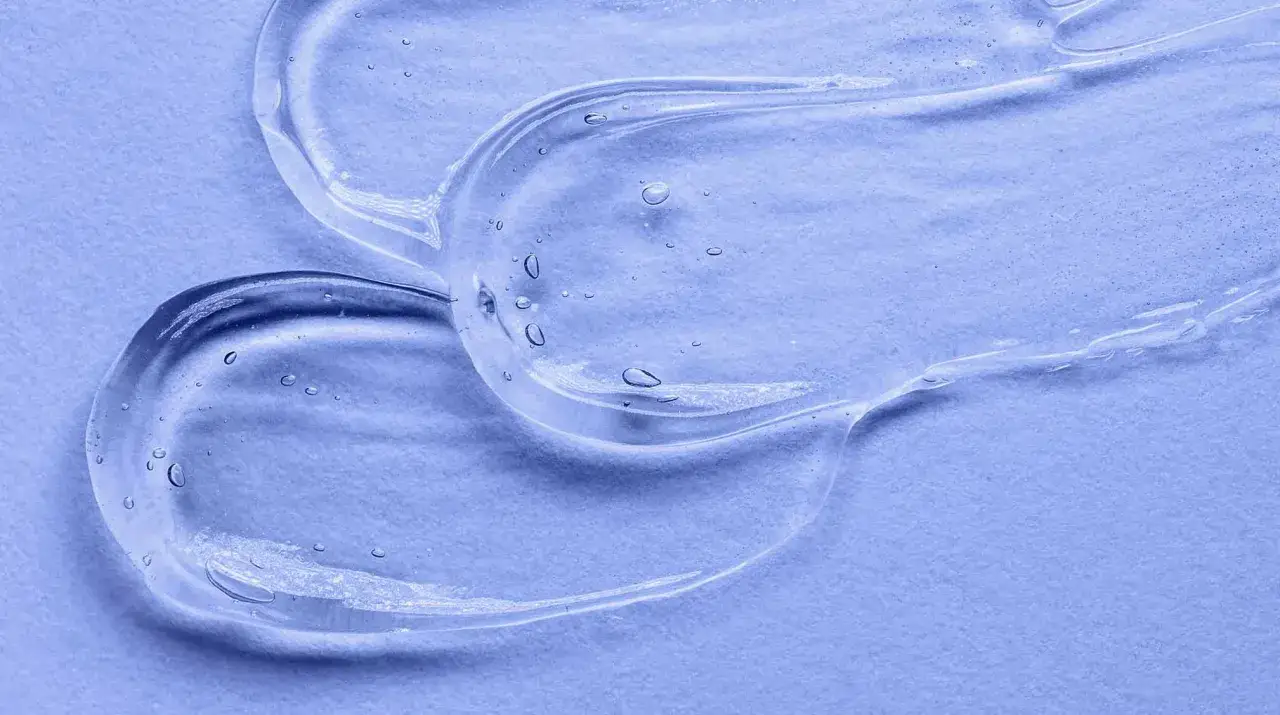 Textura de gel transparente con burbujas, que evoca la suavidad y beneficios del pantenol.