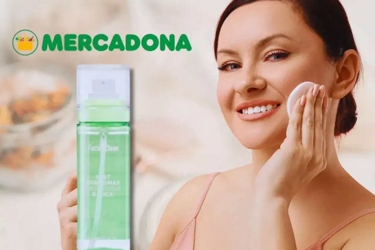 Mujer sonriente aplicándose agua refrescante para la cara Mercadona con un disco de algodón.