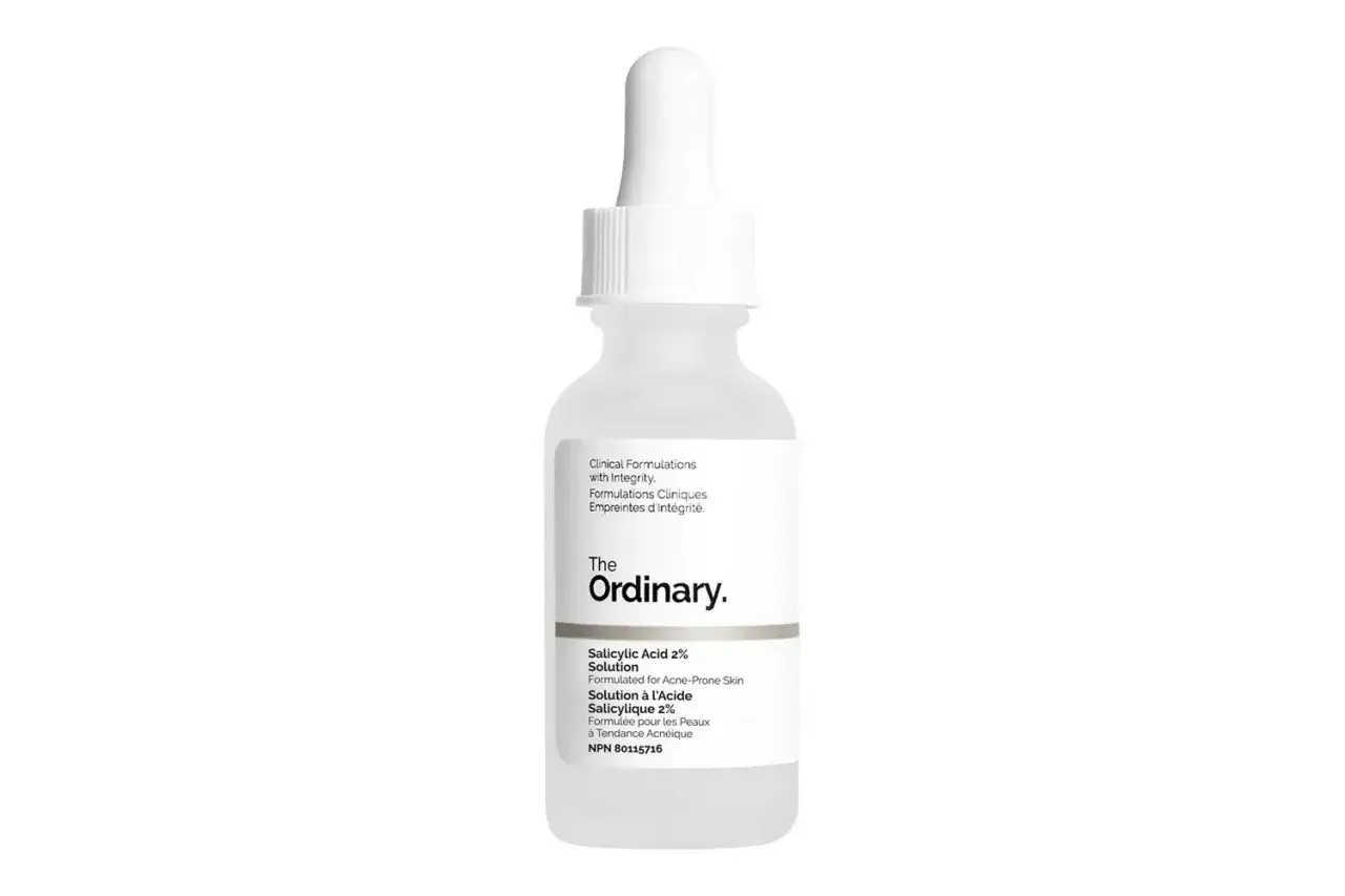 Frasco de The Ordinary con &aacute;cido salic&iacute;lico al 2%. Descubre para qu&eacute; sirve este ingrediente clave para pieles con tendencia acneica.