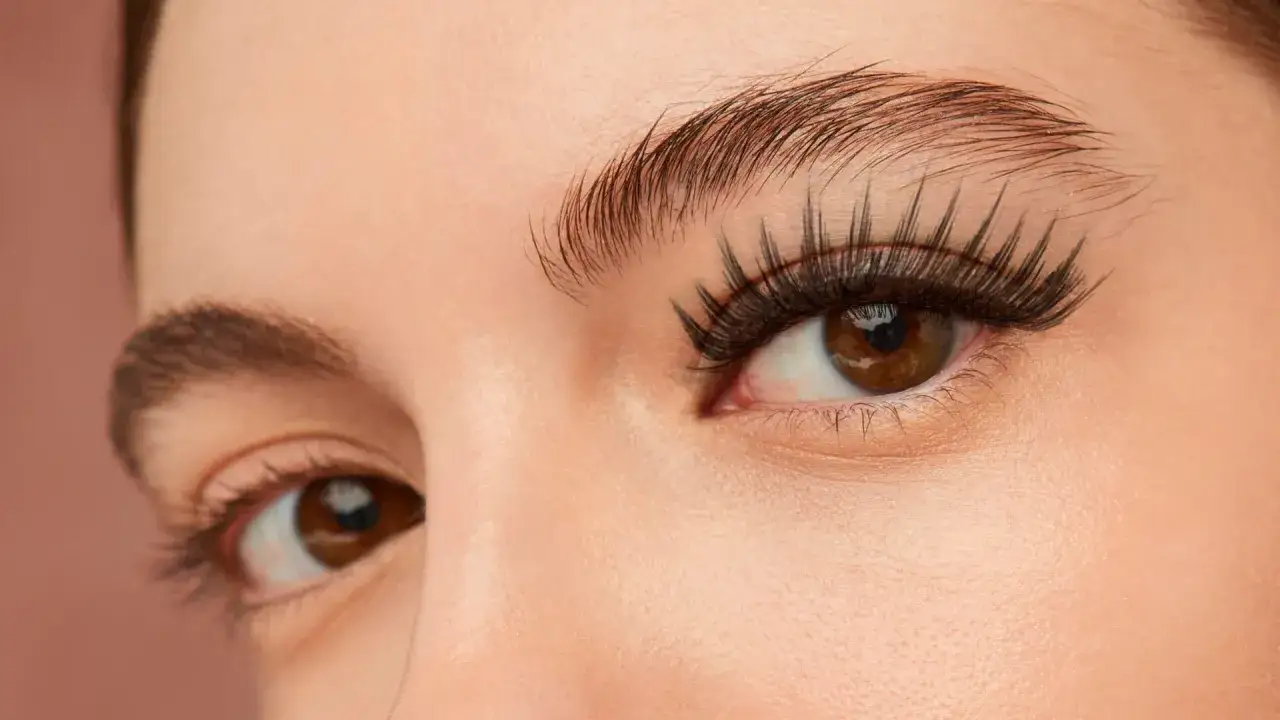 Primer plano de ojos con diferentes tipos de pesta&ntilde;as postizas, realzando la mirada.