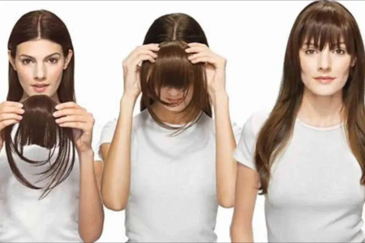 Tres mujeres prueban flequillo. Una lo sostiene, otra se lo coloca y la tercera ya lo luce.