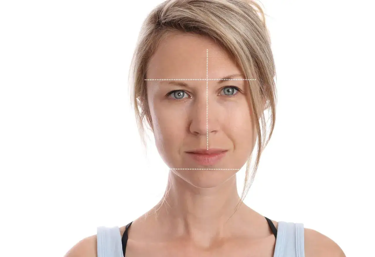 Mujer con l&iacute;neas de medici&oacute;n sobre su rostro, mostrando la asimetr&iacute;a facial.