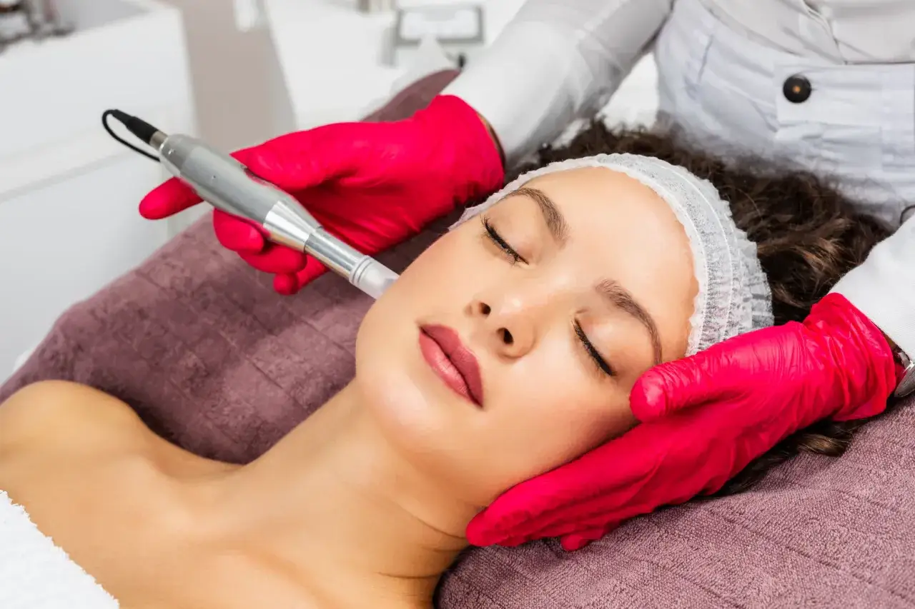 Profesional aplica tratamiento facial con Dermapen, una t&eacute;cnica que ayuda a la diferencia entre mesoterapia y dermapen para mejorar la piel.