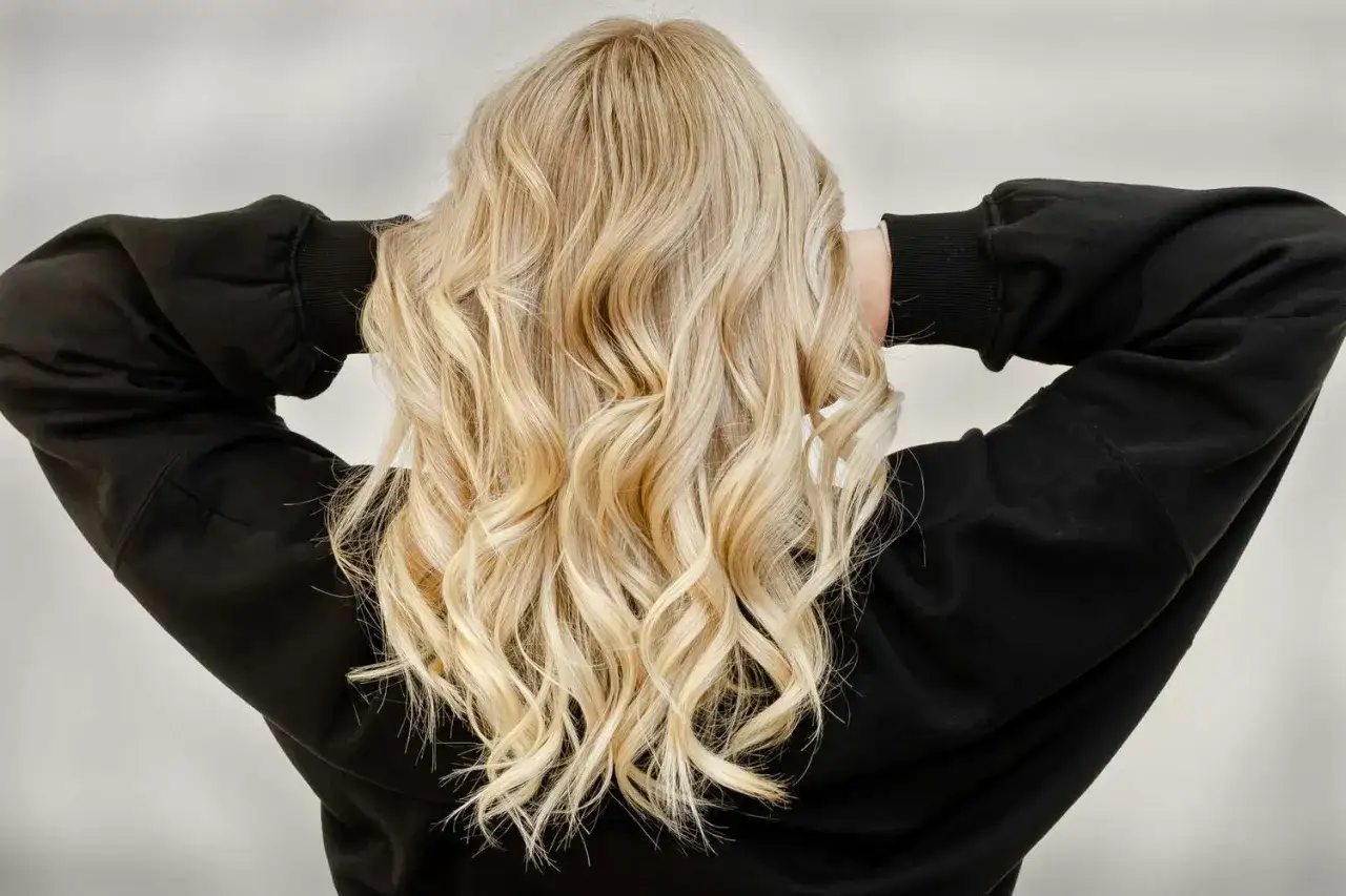Cabello rubio ondulado, con rizos definidos. Descubre c&oacute;mo rizar el pelo liso de forma natural para lograr este look.