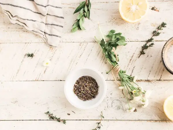 Ingredientes naturales para el cuidado de la piel: lavanda seca, limón, hierbas y sal. Descubre las hamamelis propiedades.