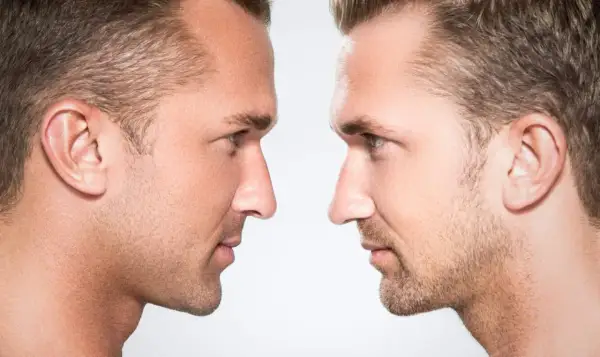 Dos perfiles masculinos enfrentados, resaltando la masculinidad facial con detalles de piel y vello.