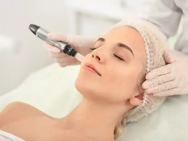 Profesional aplica tratamiento con Dermapen, una técnica para la piel que ayuda a entender la diferencia entre mesoterapia y dermapen.