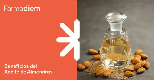 Frasco de aceite de almendras y almendras enteras. Descubre para qué sirve el aceite de almendras y sus beneficios.